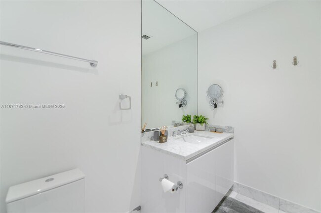 Building Photo - 16901 Collins Ave