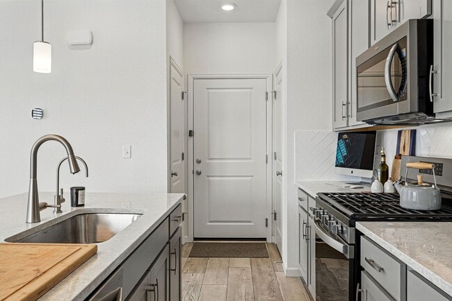 Building Photo - Spacious 3BR/3BA Townhome-Available NOW!