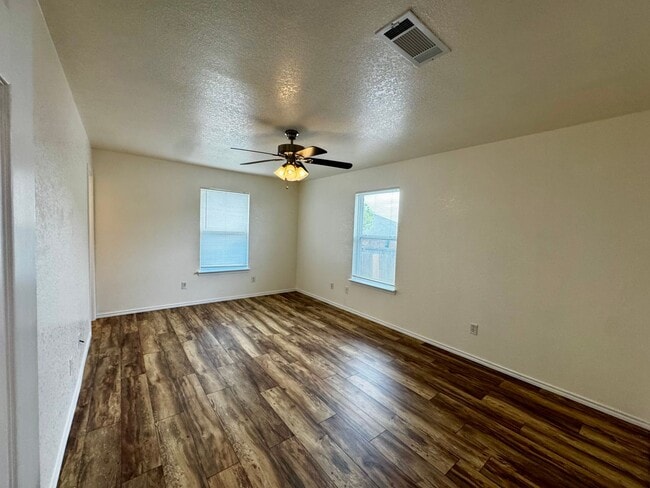 Building Photo - Spacious 4 Bedroom 2 Bath