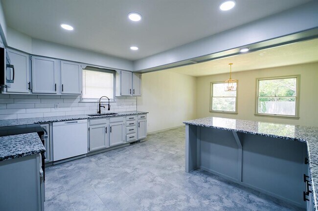 Building Photo - 3215 Woodsboro Dr