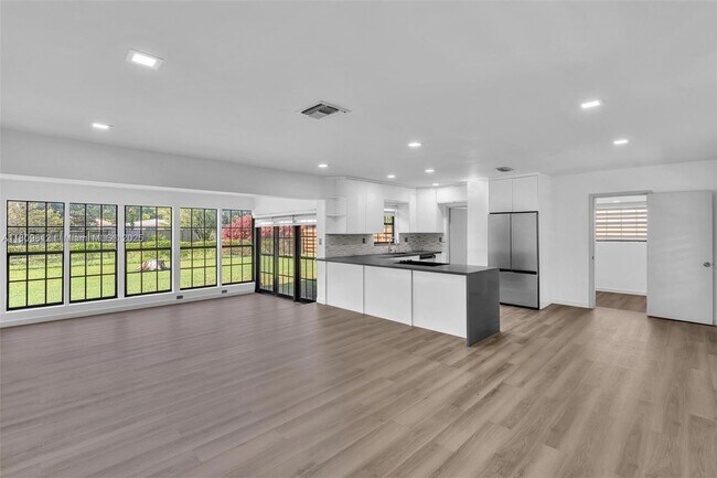 Building Photo - 418 S 57th Way