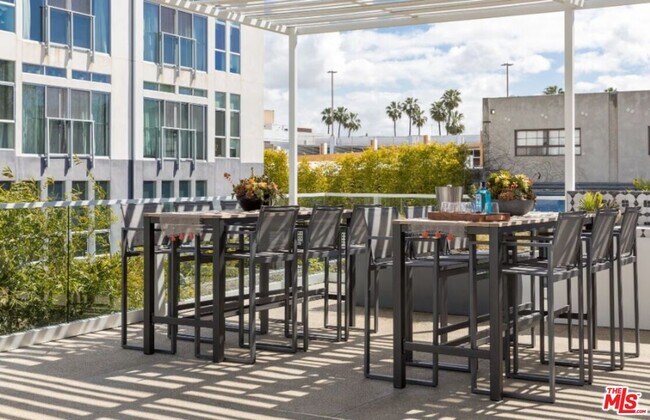 Building Photo - 4210 Del Rey Ave