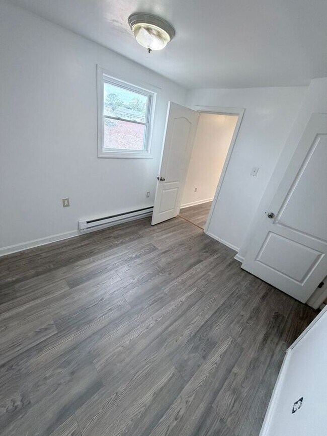 Building Photo - Perfect location, private . Clean , modernized and bright