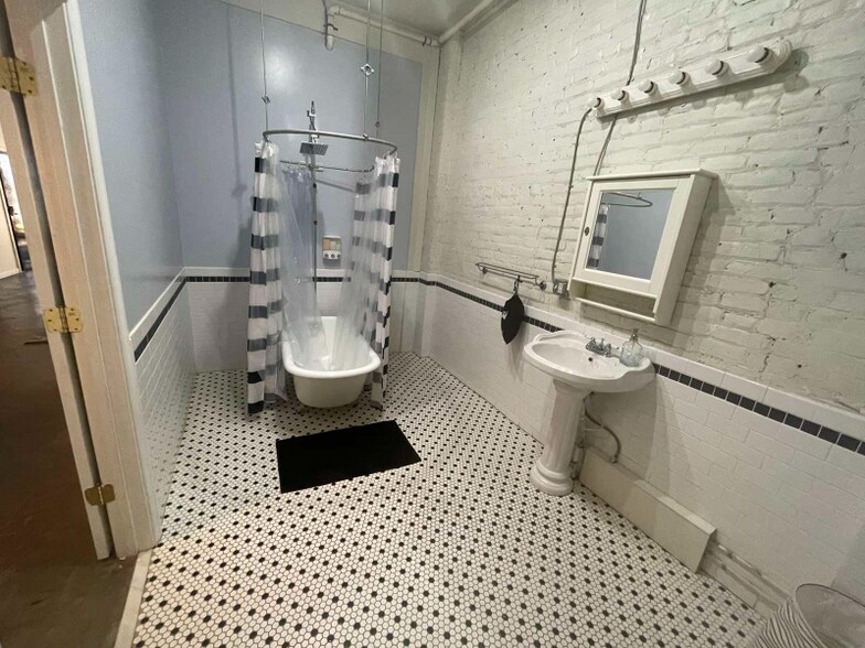 Building Photo - 1009 Jefferson St