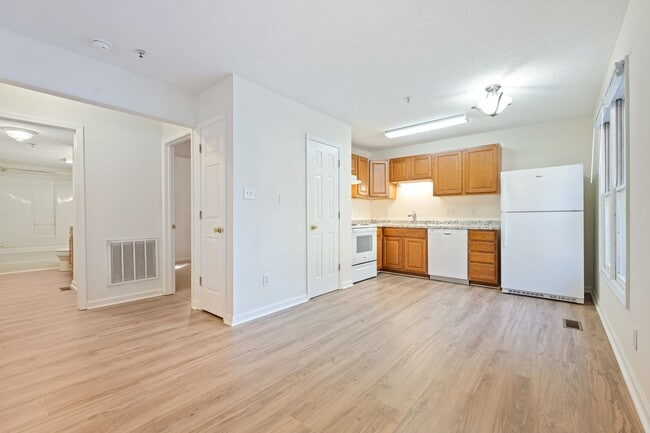 Building Photo - Carrboro 2 Bedroom/1Bathroom Unit! Late June move in!