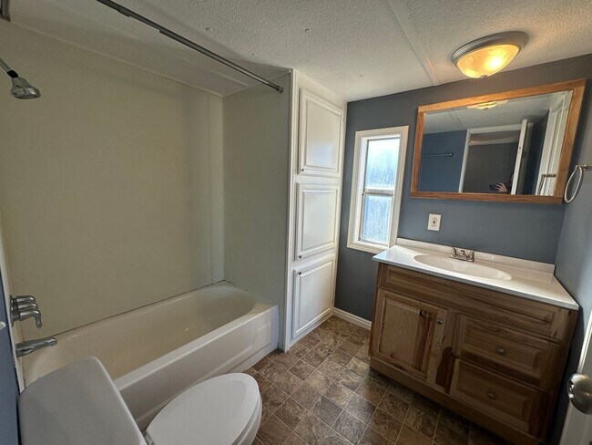 Building Photo - 3 bedroom, 2 bath home in Rexburg