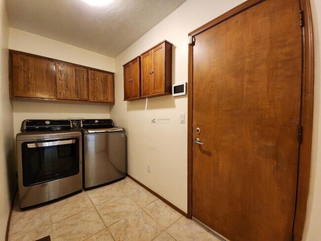 Building Photo - 246 Loma Entrada