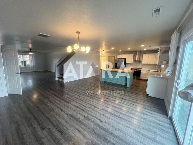 Building Photo - 258 Kestrel Dr