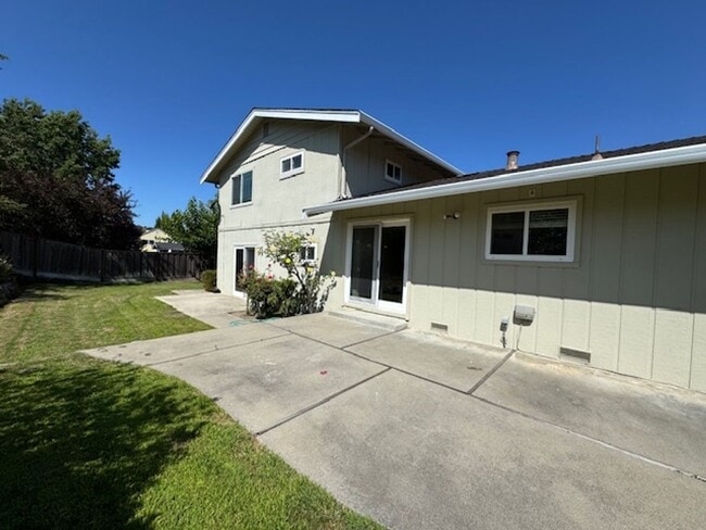 Building Photo - 4 bedroom Moraga home is now available for...