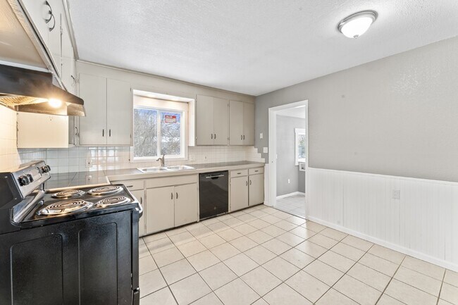 Building Photo - 2 Bedroom Home with Spacious Fenced In Yard!  1st Month's Rent is Free!*