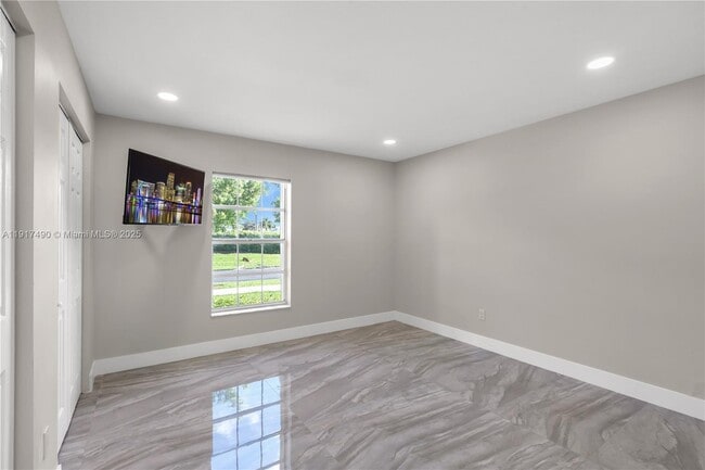 Building Photo - 2730 SE 7th Pl