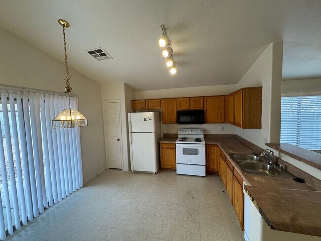 Building Photo - 1225 W Darrel Rd