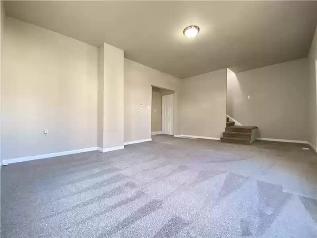 Building Photo - Stunning 4 Bed Home West of Drake