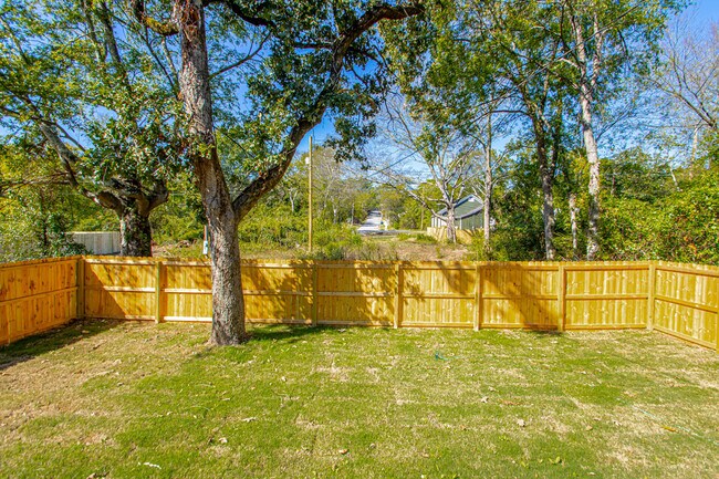 Building Photo - 306 S Schiller St