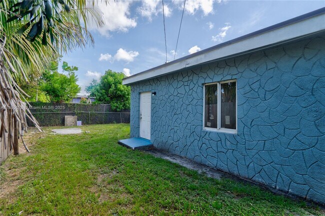 Building Photo - 538 NW 18th Ave