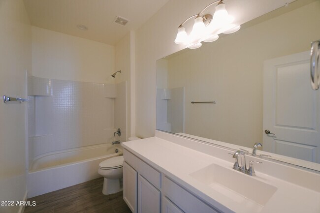 Building Photo - 531 E Bamboo Ln