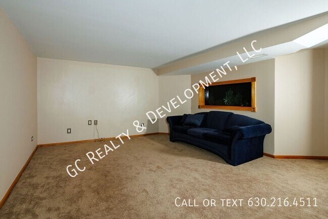 Building Photo - 810 Clarendon Ln