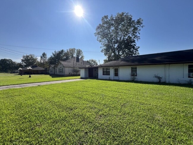 Building Photo - Charming 2 Bedroom Duplex on Sunshine Rd