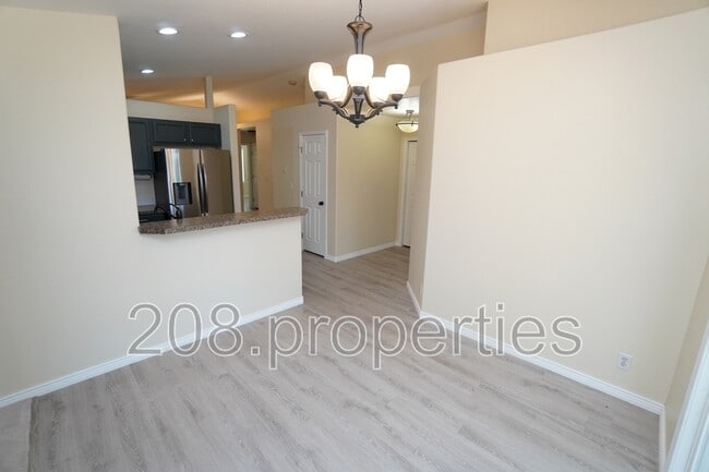 Building Photo - 5903 S Snowdrop Pl
