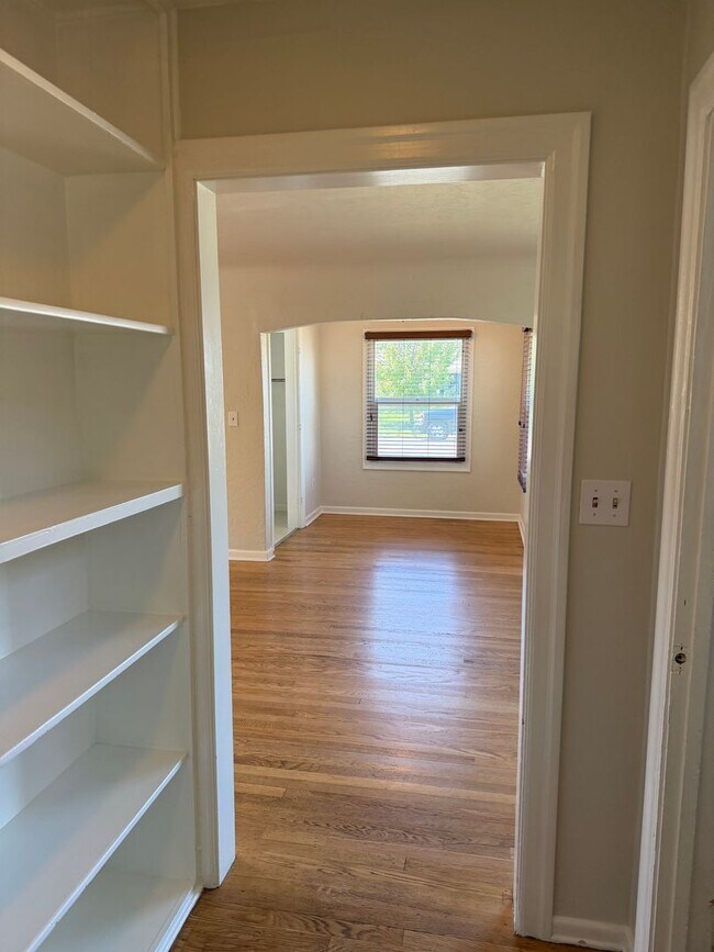 Building Photo - Large updated 2 bedroom 1 bathroom house in Springfield!
