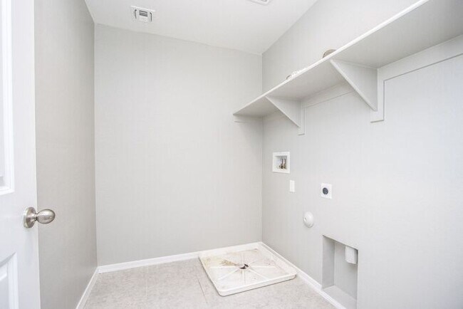 Building Photo - Home at Mission Royal Resort Living Community! 5bd 3ba 2688sqft!