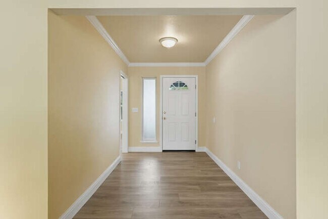 Building Photo - Spacious 5-Bedroom Home with Pool in NE Fr...