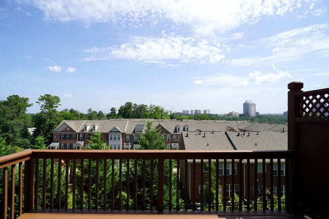 Building Photo - Wonderful 3 Bed  3.5 Bath Townhome in Vinings!