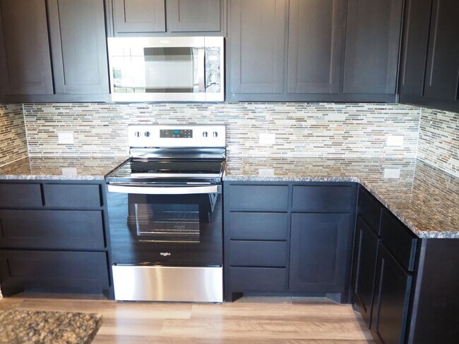 Building Photo - Like NEW 3 Bed - 3 Bath Townhome in Denton