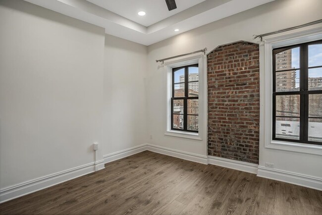 Building Photo - 155 Grand St