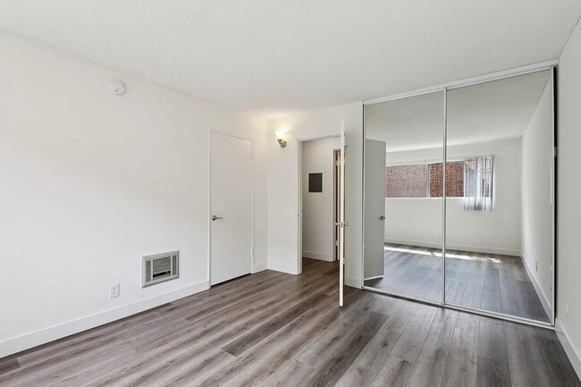 Building Photo - Victoria