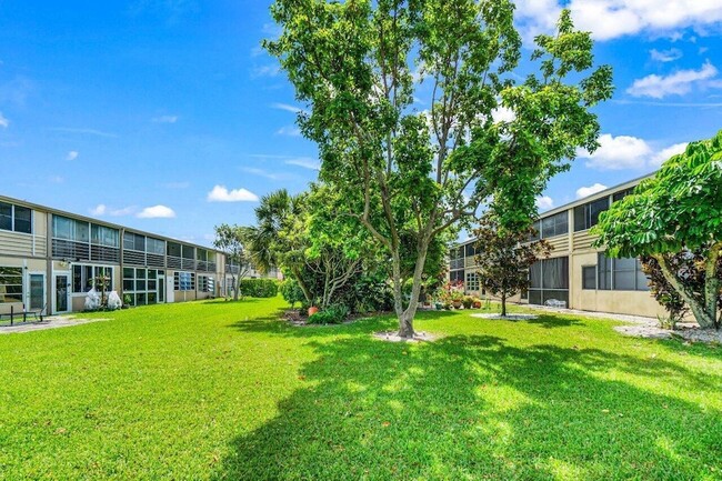 Building Photo - 52 Kingswood E