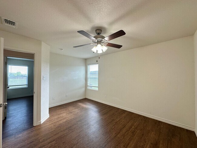 Building Photo - 901 Lasso Dr