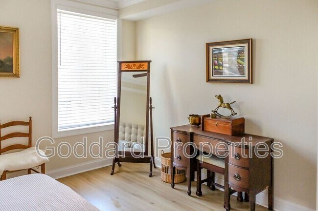 Building Photo - 907 Stiles St