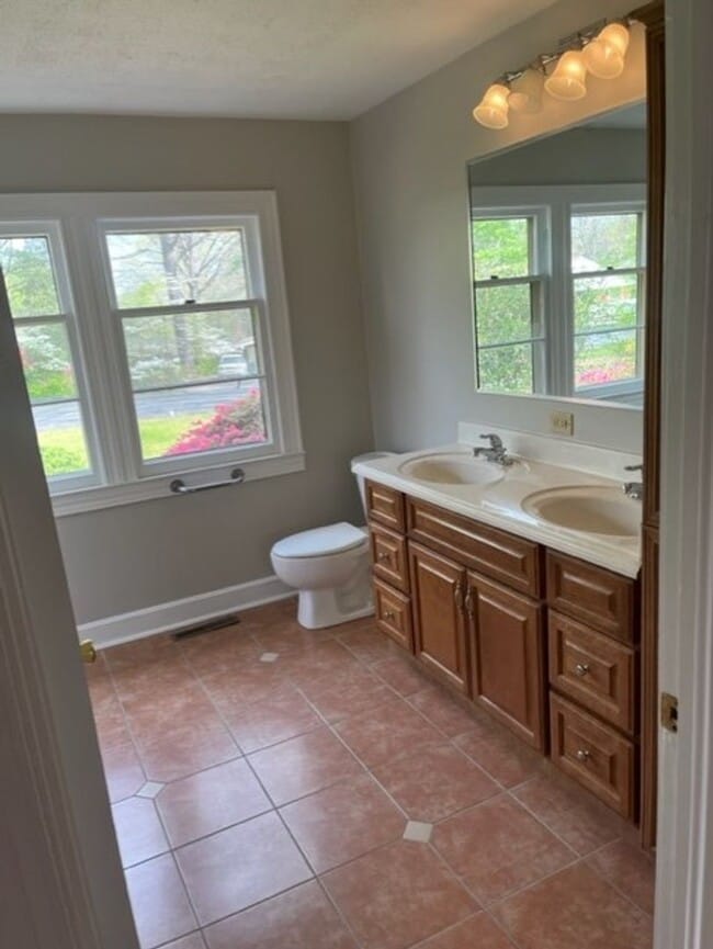 Building Photo - AVAILABLE NOW! Open house 10/20/2025 from ...