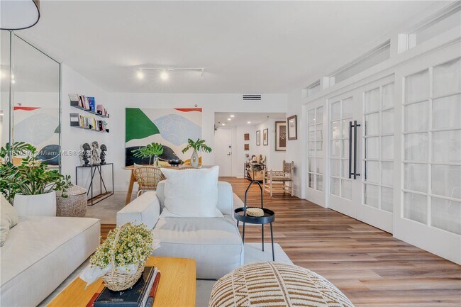 Building Photo - 520 Brickell Key Dr
