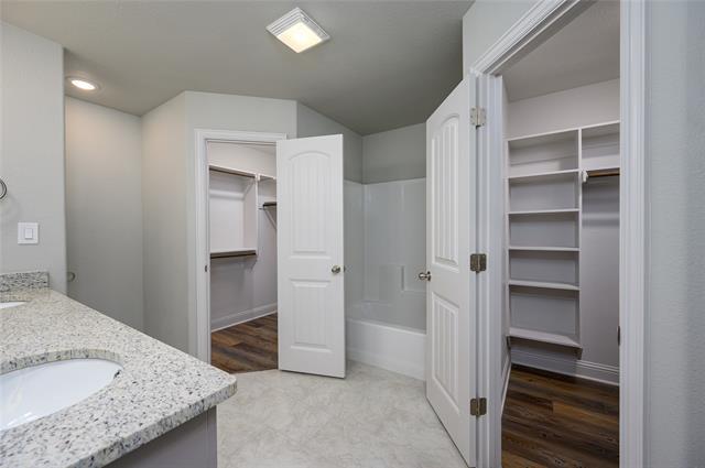 Building Photo - 2801 Tulip Dr