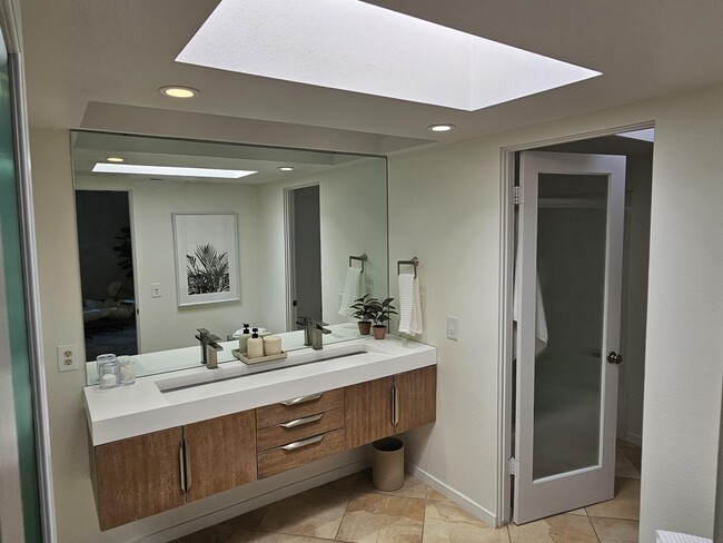 Building Photo - 2501 N Indian Canyon Dr