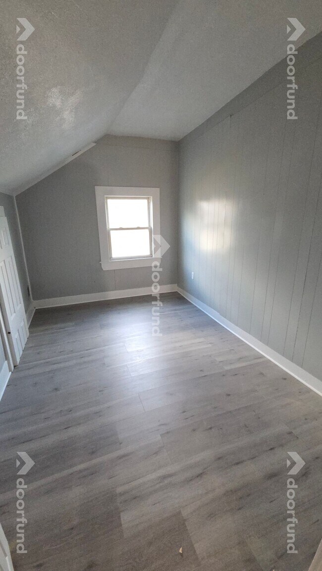 Building Photo - 418 River St