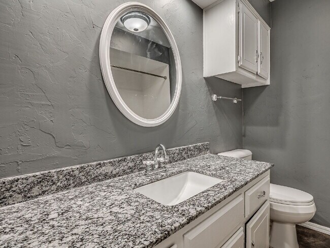 Building Photo - Updated 4-Bedroom Home with Spacious Layou...