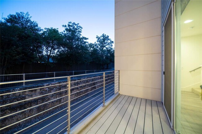 Building Photo - 604 N Bluff Dr