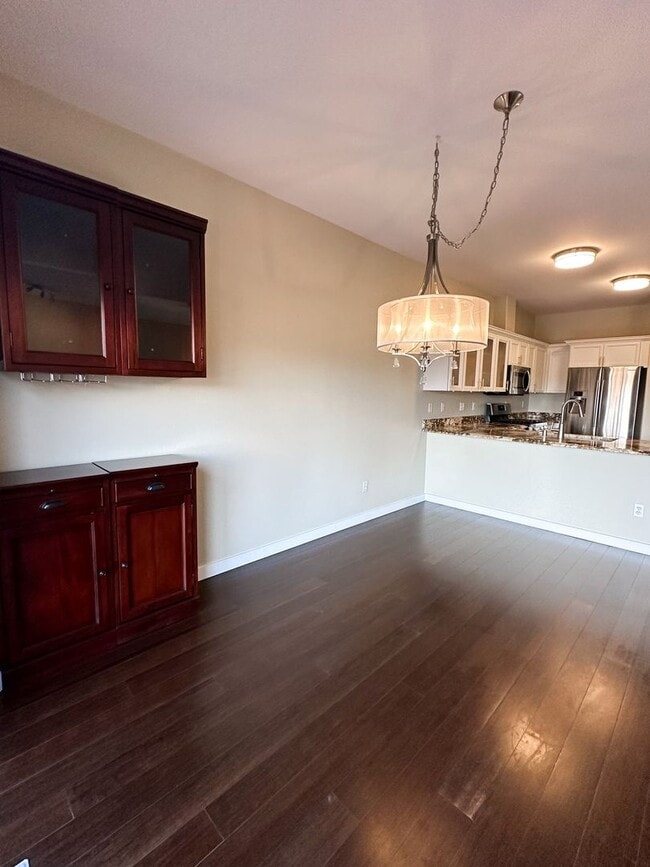 Building Photo - Beautiful Duplex, High End Finishes with L...