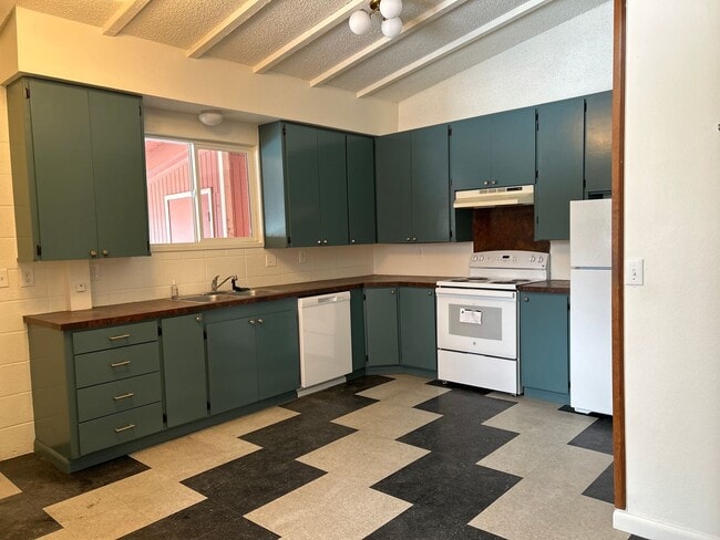 Building Photo - Spacious home