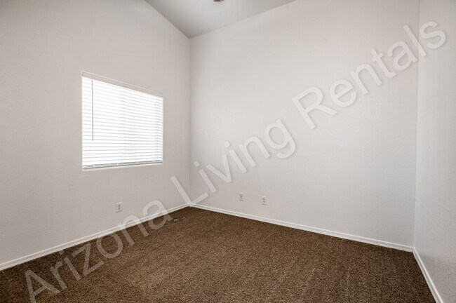 Building Photo - AMAZING 4 BEDROOM HOME