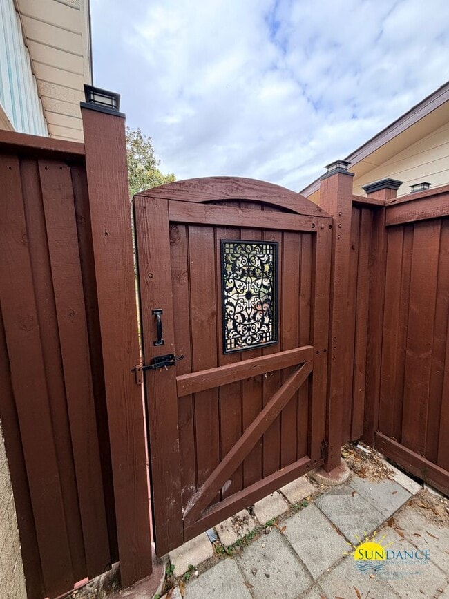 Building Photo - Beautifully Renovated 4BR Home with Private Pool in Fort Walton Beach!