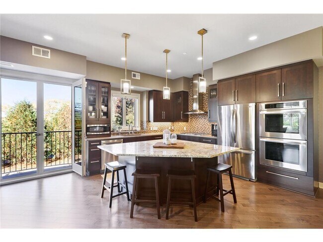 Building Photo - 555 Oak Ridge Pl