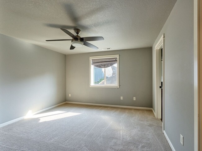 Building Photo - Beautiful 4 bedroom/2.5 Bath Home On Large...