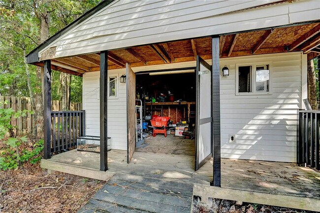 Building Photo - 4 Bedroom 2.5 Bathrooms