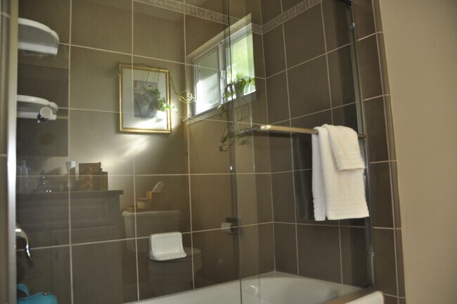 Building Photo - 5747 Clematis Dr