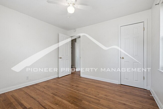 Building Photo - Updated 1/2 Duplex with Washer/Dryer and Fenced Yard