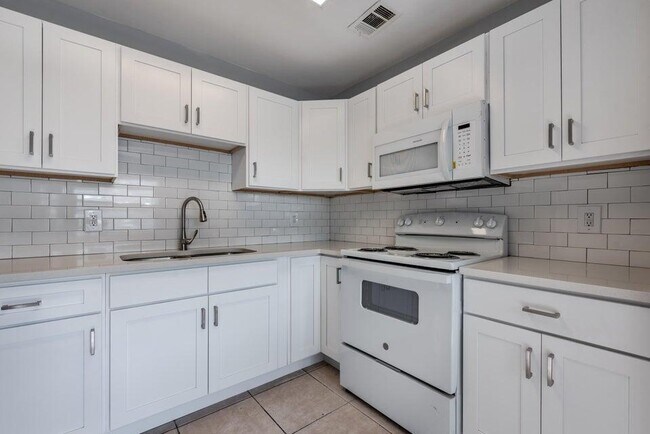 Building Photo - 801 NE 3rd St